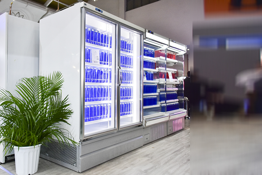 <b>自携式冷藏玻璃门陈列柜（下置机组）</b>